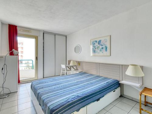 une chambre avec un grand lit et une fenêtre dans l'établissement Apartment L'Open-11 by Interhome, à Fréjus