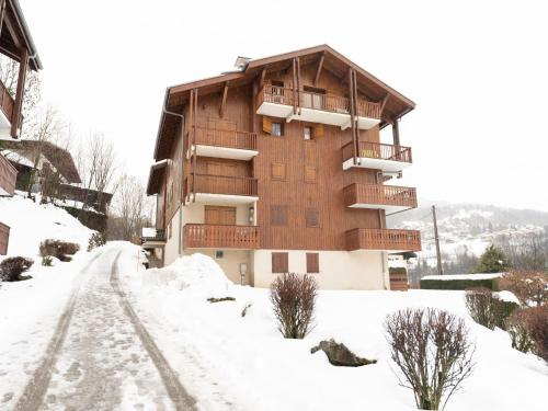 een gebouw met sneeuw op de grond ervoor bij Studio La pointe des Aravis 3 by Interhome in Saint-Gervais-les-Bains