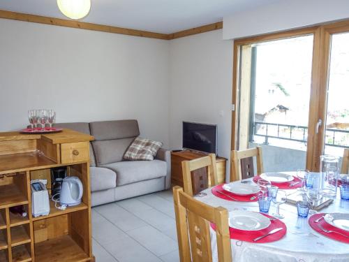 un salon avec une table et un canapé dans l'établissement Apartment Clos de la Fontaine 1 by Interhome, à Saint-Gervais-les-Bains