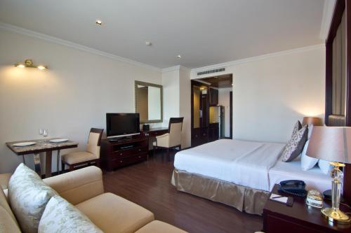 a hotel room with a bed and a couch at LK Residence in Pattaya Central