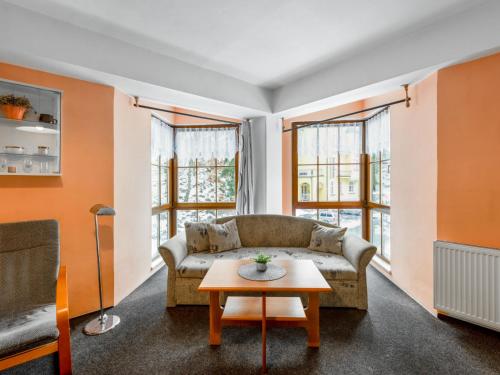 雅克摩夫的住宿－Apartment Lanovka-1 by Interhome，客厅配有沙发和桌子