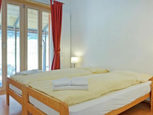 Ένα ή περισσότερα κρεβάτια σε δωμάτιο στο Apartment Schweizerheim Apt-5 by Interhome