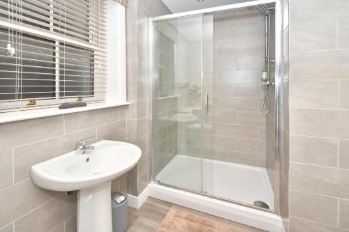 uma casa de banho com um chuveiro, um lavatório e uma banheira em The Royal Oak em Biddulph