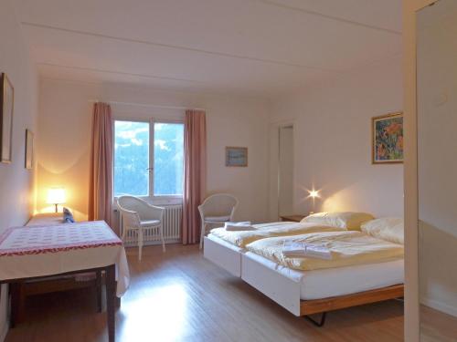 1 Schlafzimmer mit 2 Betten und einem Fenster in der Unterkunft Apartment Helene Apt-Diana by Interhome in Wengen