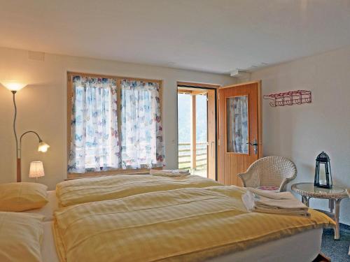 una camera con un grande letto e una finestra di Apartment Racer's Retreat-2 by Interhome a Wengen