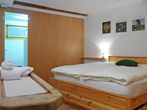 ツェエリーナにあるApartment Chesa Frizzoni by Interhomeのベッドルーム(大型ベッド1台、窓付)