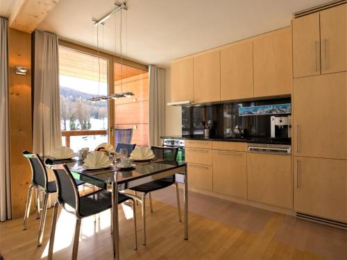 uma cozinha com mesa e cadeiras e uma sala de jantar em Apartment Chesa Lej by Interhome em Pontresina