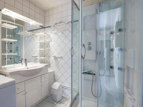 une salle de bain avec douche et lavabo dans l'établissement Apartment Le Florid-7 by Interhome, au Cap d'Agde