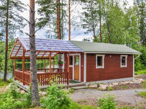 uma pequena cabana na floresta com um telhado solar em Holiday Home Lammassaari by Interhome em Kuusjärvi