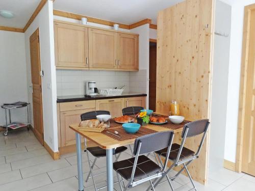 Кухня или кухненски бокс в Apartment Le Clos de la Fontaine-2 by Interhome