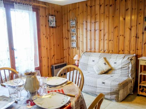 ein Esszimmer mit einem Tisch und einem Sofa in der Unterkunft Studio Pointe des Aravis-4 by Interhome in Saint-Gervais-les-Bains