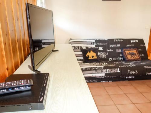 - un bureau avec un miroir et un ordinateur dans l'établissement Apartment Jardins Alpins 4 by Interhome, à Saint-Gervais-les-Bains