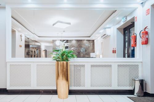 a restaurant with a counter with a potted plant at Miejsca noclegowe i Restauracja Kamiński in Kępno
