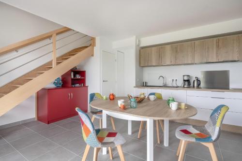 une cuisine et une salle à manger avec une table et des chaises dans l'établissement À 210m de la plage, jolie maison pour 6, à Sarzeau