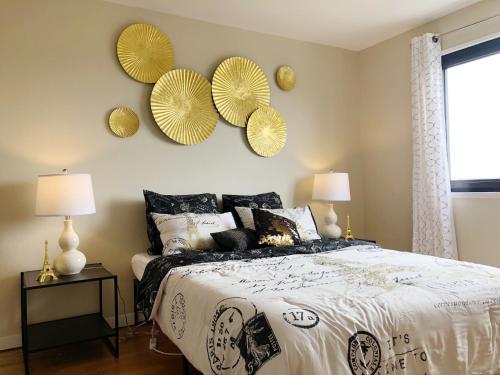 una camera da letto con letto e 4 zampe sul muro di @ Marbella Lane - 3BR Stylish House near SF a Daly City