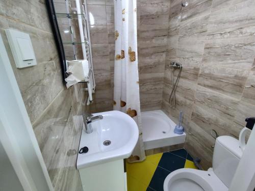 La salle de bains est pourvue d'un lavabo, de toilettes et d'une baignoire. dans l'établissement Casa Leny, à Călăraşi