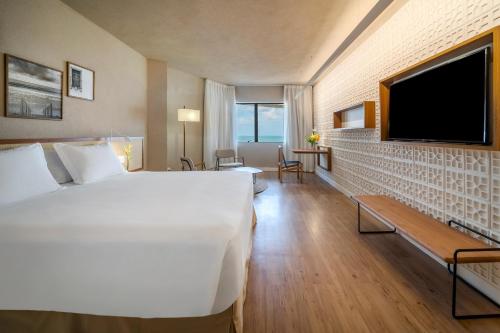 Llit o llits en una habitació de Grand Mercure Recife Boa Viagem
