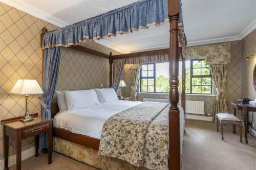 Postel nebo postele na pokoji v ubytování Abbeyglen Castle Hotel