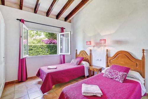 ビニベカにあるSonrisa Binibeca Menorcaのベッドルーム1室(ベッド2台、窓付)