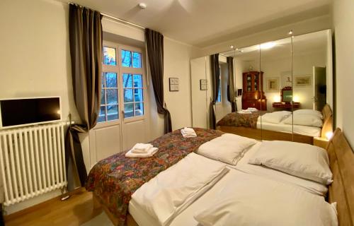 una camera d'albergo con due letti e uno specchio di Ferienwohnung Natur und Kunst a Dresda