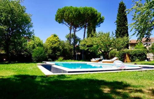 una piscina en un patio con césped en Maison Antonia, en Marsillargues