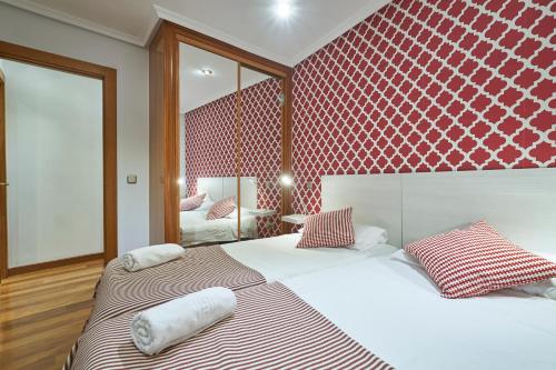馬德里的住宿－BV Rooms，一间卧室配有一张床和镜子