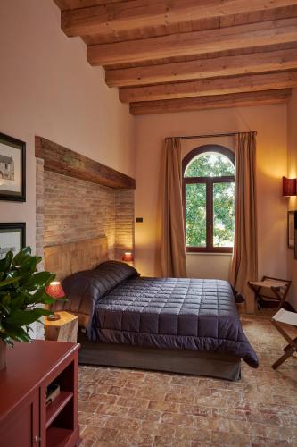 Un pat sau paturi într-o cameră la Castello di Roncade