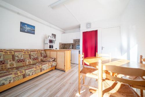 un salon avec un canapé et une table dans l'établissement L'Ourson, aux Angles