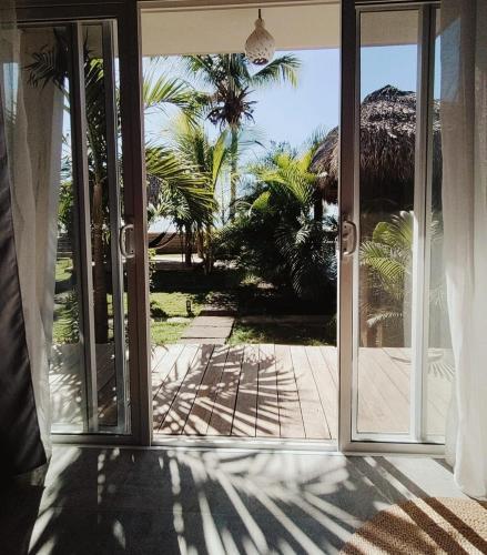 Un jardín fuera de Alive Beach House