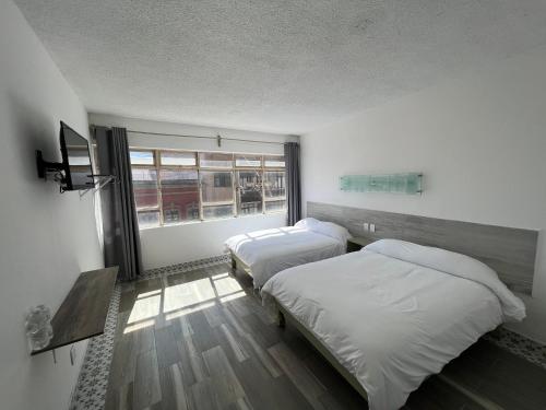 - 2 lits dans une chambre avec fenêtre dans l'établissement Hotel Insurgentes, à San Luis Potosí