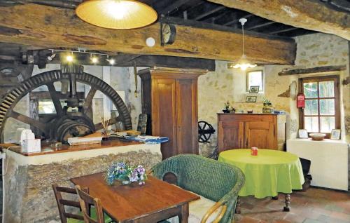 una cucina e una sala da pranzo con un tavolo e un bancone di Nice Home In Vernie With Wifi a Vernie