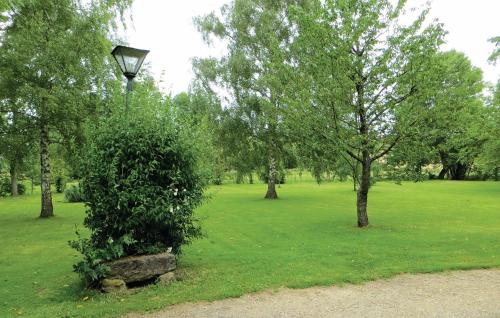 un lampadaire et une brousse dans un parc dans l'établissement Nice Home In Vernie With Wifi, à Vernie