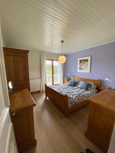 une chambre avec un lit et une fenêtre dans l'établissement Maison 6 personnes avec piscine privée, à Saulchoy