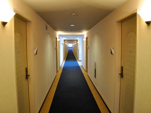 a long hallway with a long hallway at Hotel Bientos in Tosu