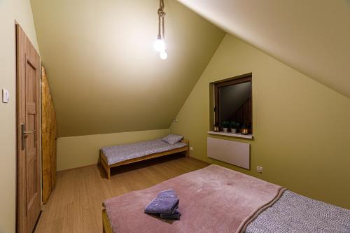En eller flere senger på et rom på Domki W Zaciszu Gomólnika