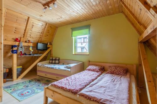 a small bedroom with a bed and a window at Villa Teodora in Kopaonik