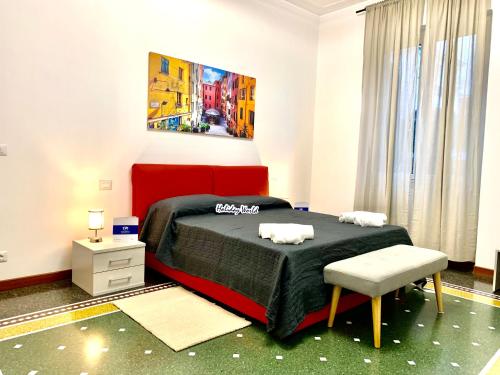 Un dormitorio con una cama roja y una pintura en la pared en House Nervi 2 by Holiday World en Génova