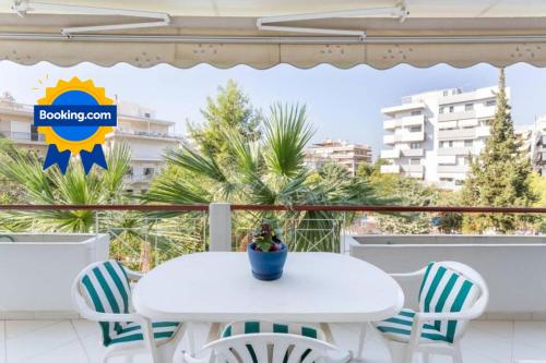 Two Bedroom Apartment Near Alimos Marina !にあるバルコニーまたはテラス