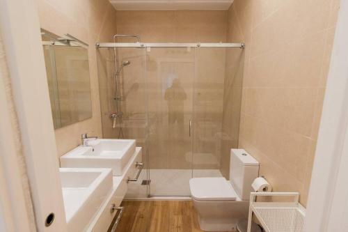 een badkamer met een douche, een toilet en een wastafel bij Apartamento Las 3 Gaviotas in Cádiz