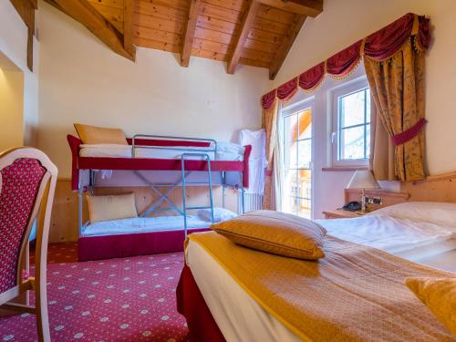 Una cama o camas en una habitación de Albergo Dimaro Wellness Hotel