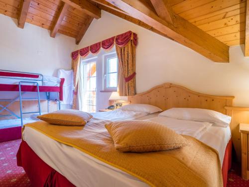 Una cama o camas en una habitación de Albergo Dimaro Wellness Hotel
