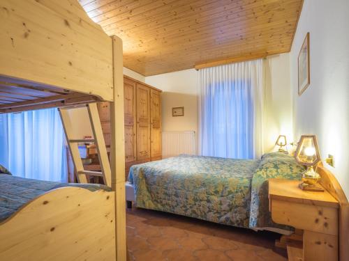 Una cama o camas en una habitación de Albergo Dimaro Wellness Hotel
