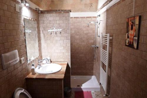 a bathroom with a sink and a shower and a toilet at B&B Ottocento in Spoltore