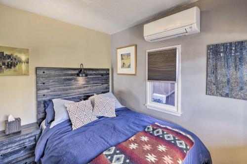 מיטה או מיטות בחדר ב-Charming Craftsman Cottage with Garden and Hot Tub!