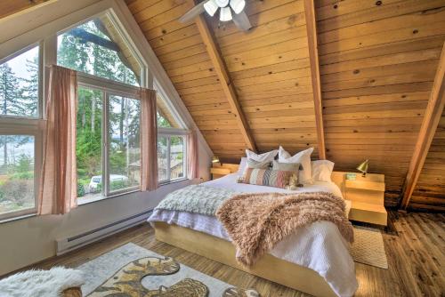 Imagen de la galería de Coastal Cabin with Puget Sound and Rainier Views!, en Allyn