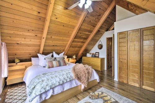 Coastal Cabin with Puget Sound and Rainier Views!にあるベッド