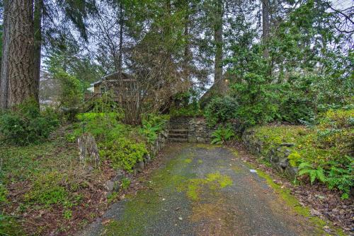Coastal Cabin with Puget Sound and Rainier Views!にある庭