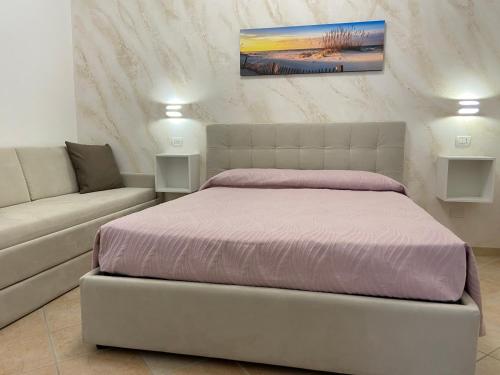 - une chambre avec un lit et un canapé dans l'établissement B&B Casa Denittis, à Peschici