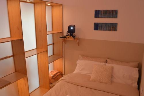 Postel nebo postele na pokoji v ubytování Luxurious Japandi Loft