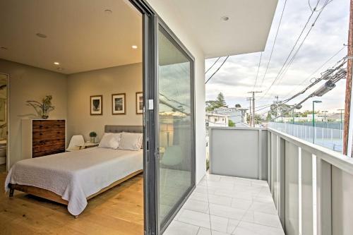 Postel nebo postele na pokoji v ubytování Chic Coronado Retreat with Patio and 4 Cruiser Bikes!